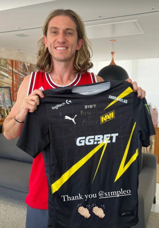 CS:GO: Filipe Luís do Flamengo recebe camisa autografada por s1mple da NAVI