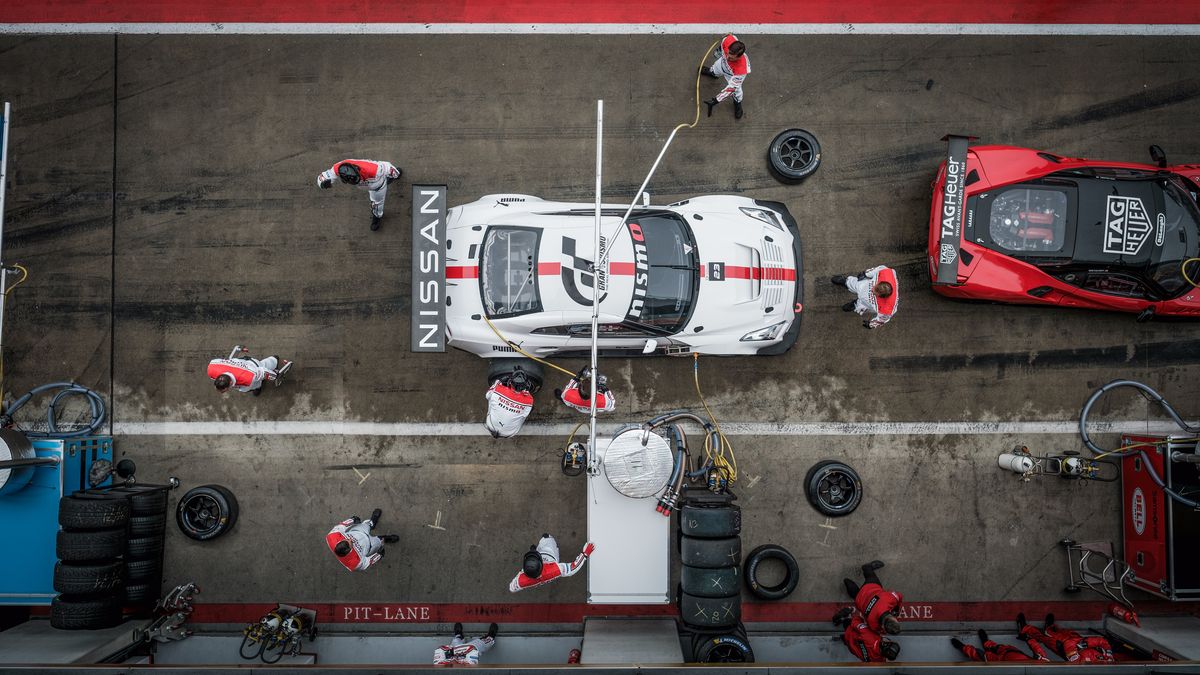 Gran Turismo: foto do filme mostra atores e traje de corrida