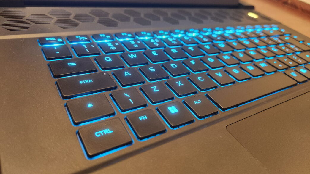 Review: Alienware M16 R1 é um notebook gamer de respeito