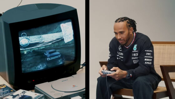 Lewis Hamilton joga clássicos do PlayStation 1