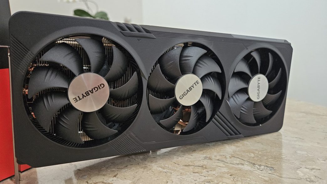 AMD Radeon RX 7700 XT - acabamento
