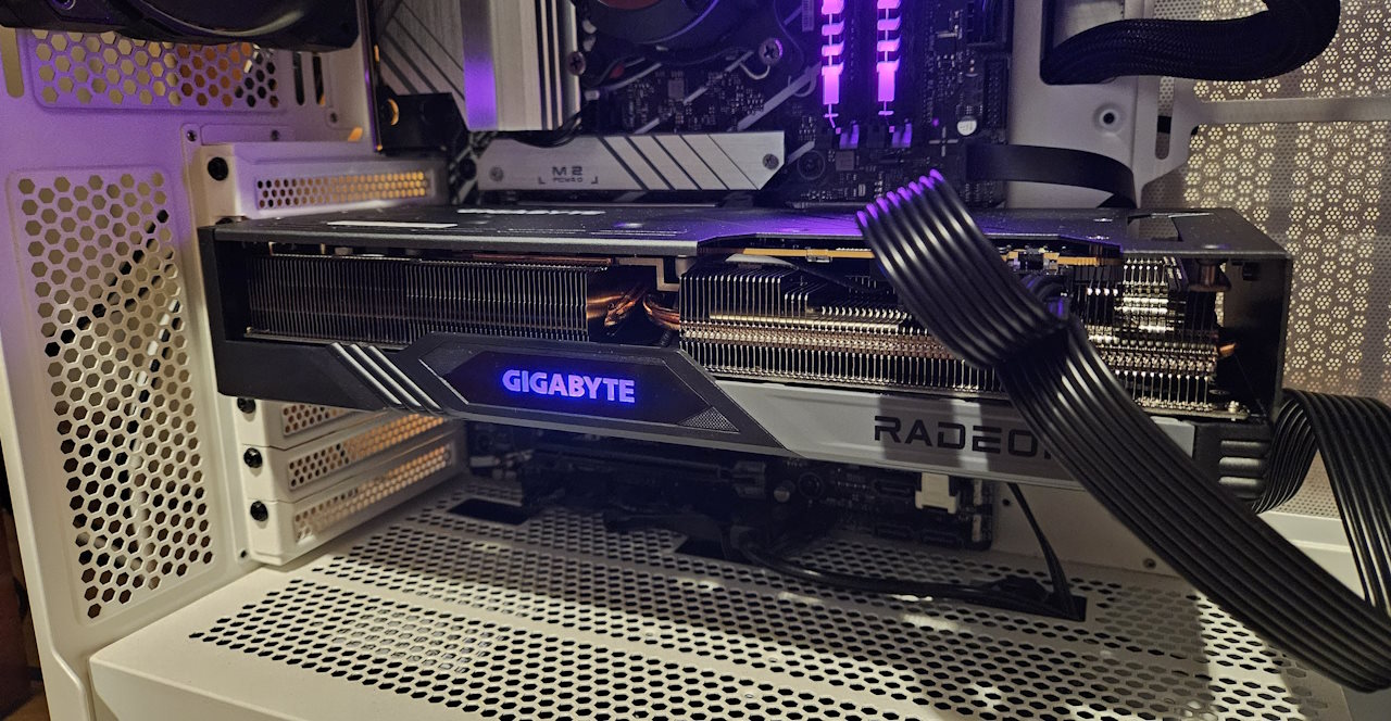 AMD Radeon RX 7700 XT - acabamento (2)