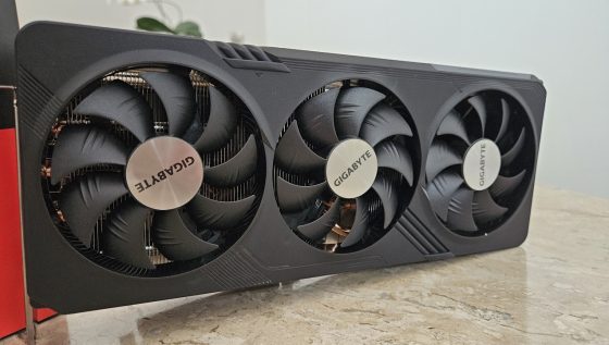 AMD Radeon RX 7700 XT - acabamento