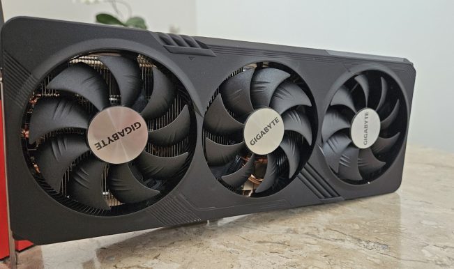 AMD Radeon RX 7700 XT - acabamento