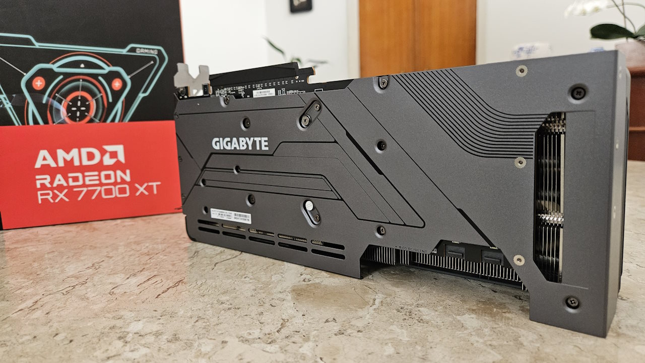 AMD Radeon RX 7700 XT - backplate