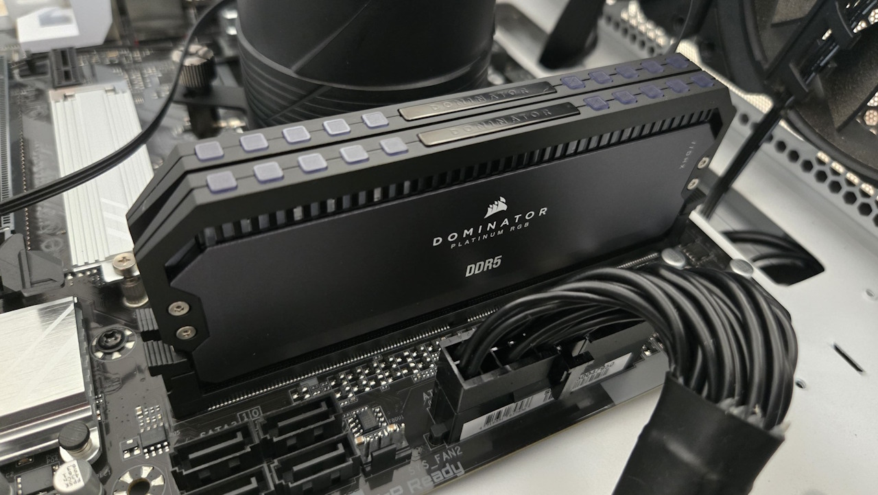 Gigabyte B650M Gaming WiFi - memórias Corsair Dominator Platinum RGB DDR5 (2)