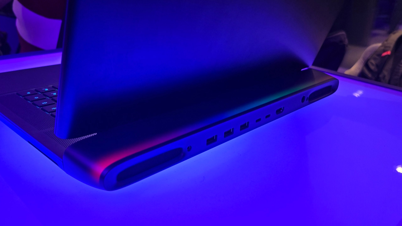 Alienware 16 Area-51 (2)