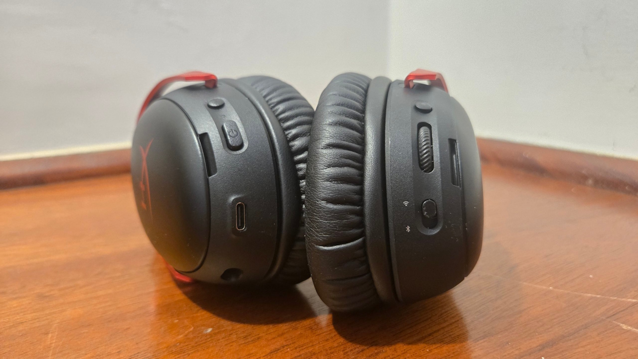 HyperX Cloud III S Wireless - acabamento (3)
