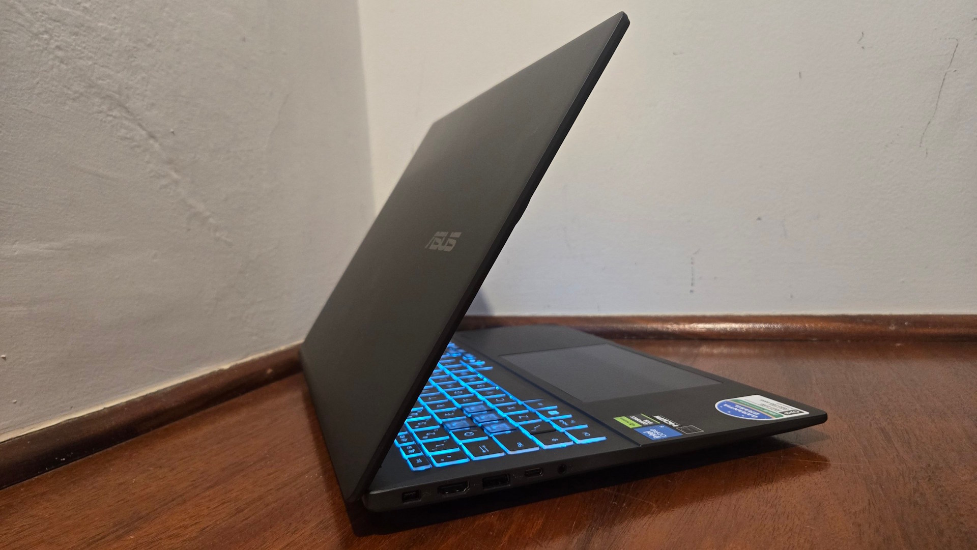 ASUS Gaming V16 - acabamento