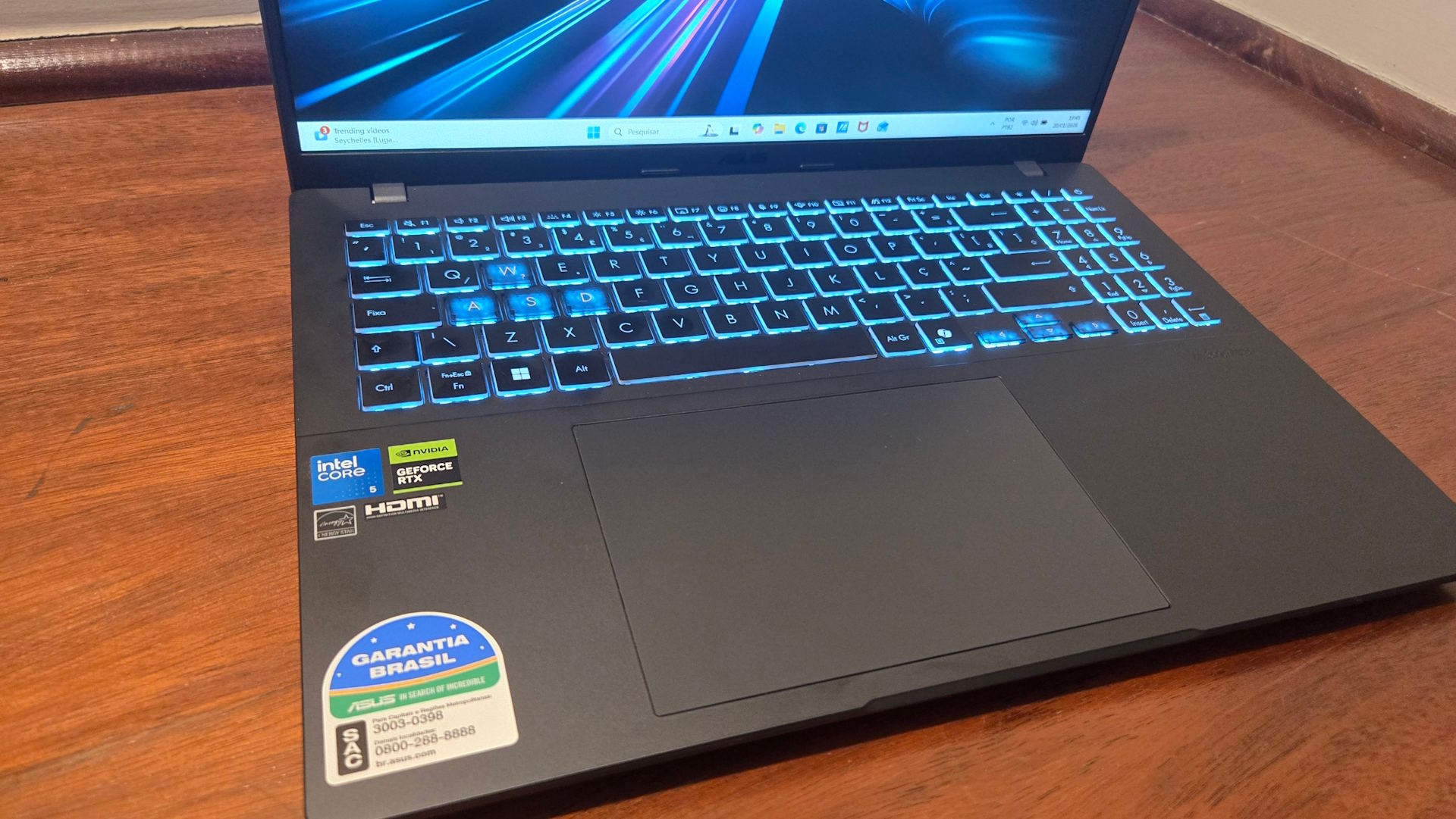 ASUS Gaming V16 - teclado e touchpad