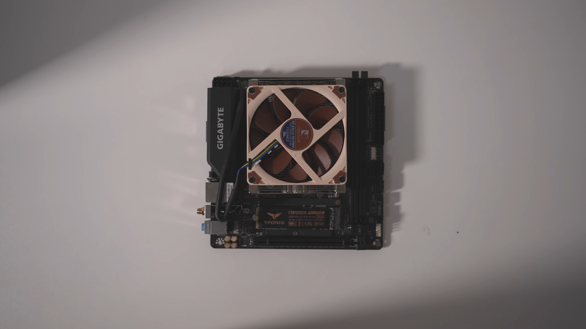 Xbox One S PC montado dentro do Xbox One S