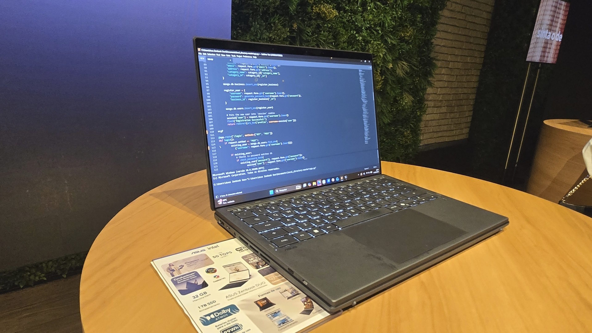 ASUS Zenbook DUO ASUS Zebook DUO